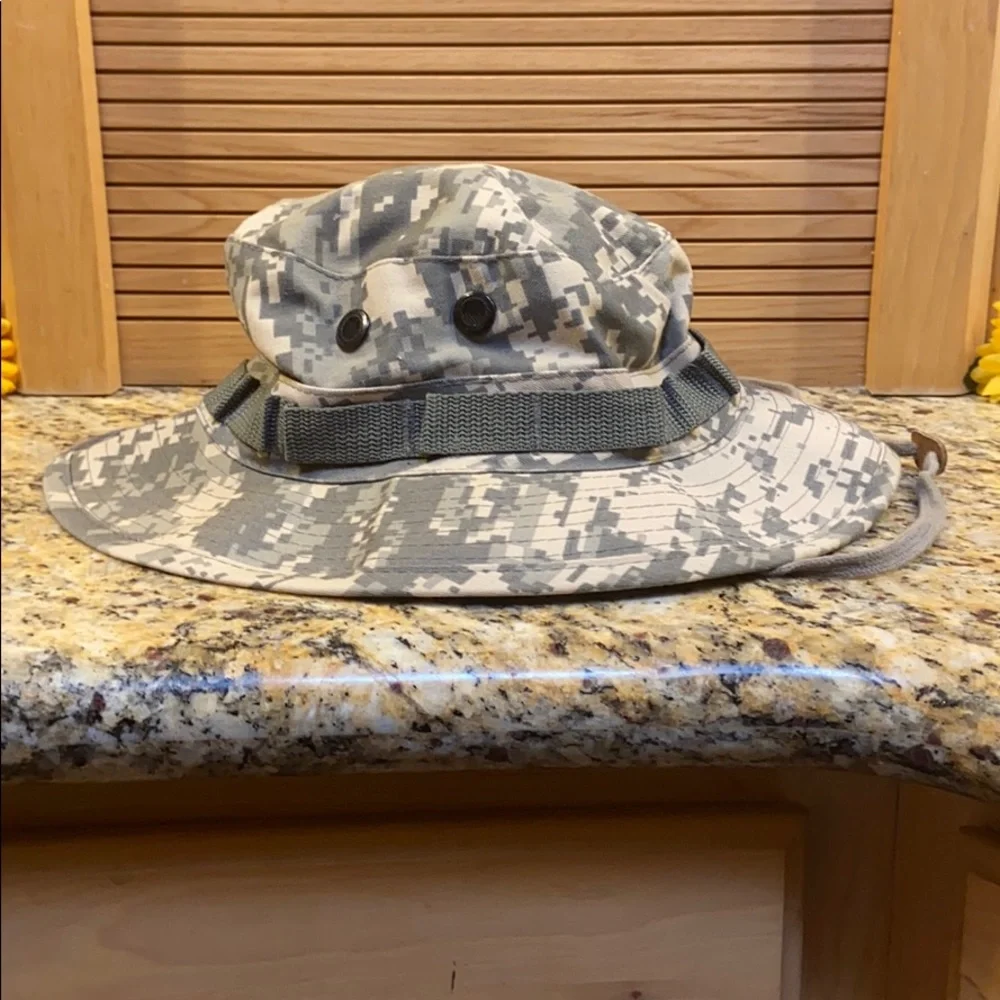 Boys camouflage hat size 6.75 Guc